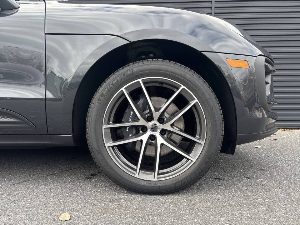 Certified 2026 Porsche Macan AWD/4WD image 9