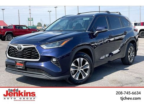 Used 2021 Toyota Highlander XLE AWD/4WD image 1