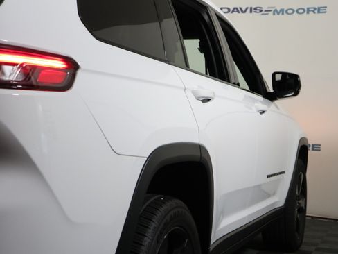 Used 2023 Jeep Grand Cherokee L Laredo AWD/4WD image 5