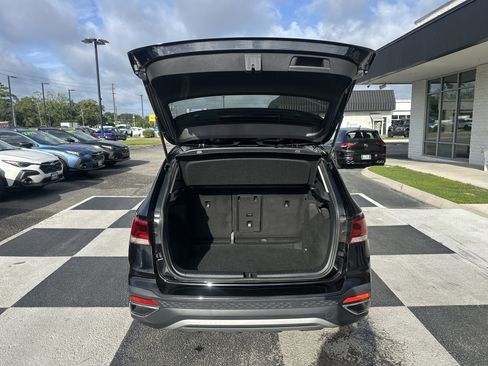 Used 2022 Volkswagen Taos SE w/ Driver Assistance Package FWD image 5