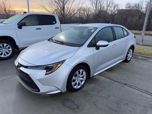 Used 2023 Toyota Corolla LE image 2