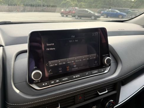 Used 2024 Nissan Rogue SV image 31