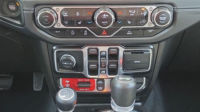 Used 2024 Jeep Wrangler Unlimited Rubicon w/ Convenience Group AWD/4WD image 9