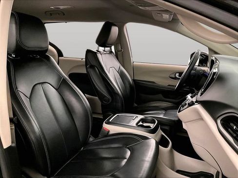Used 2022 Chrysler Pacifica Touring-L FWD image 7
