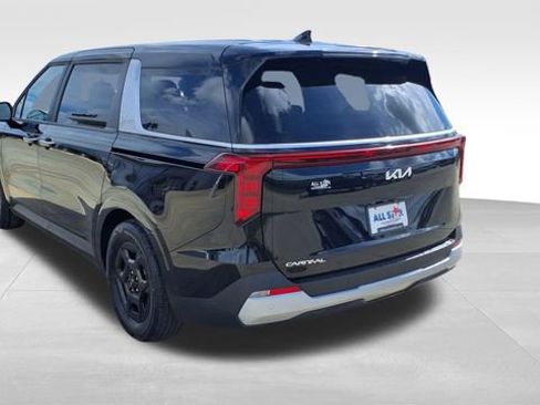 Used 2025 Kia Carnival image 7