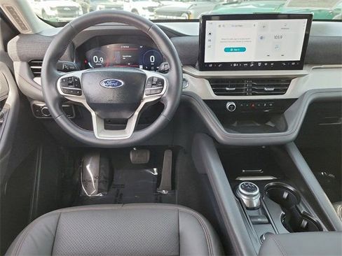 Used 2025 Ford Explorer Active image 4