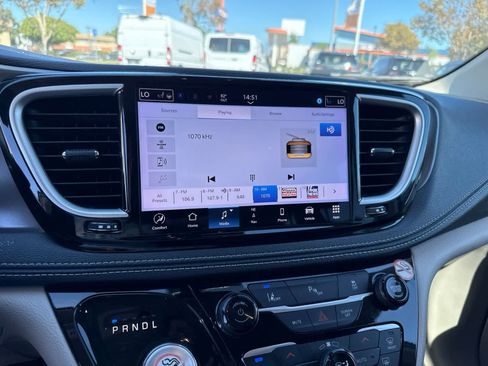 Used 2024 Chrysler Pacifica Limited FWD image 31