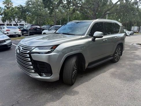 Used 2025 Lexus LX 600 4WD w/ Luxury Package image 3