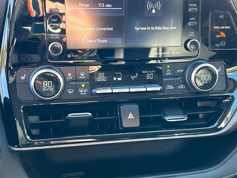 Used 2020 Toyota Highlander XLE image 19