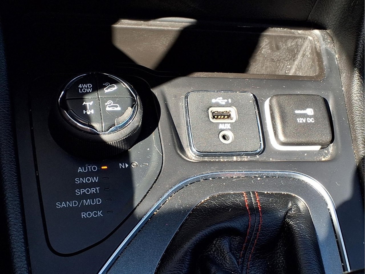Used 2020 Jeep Cherokee Trailhawk w/ Cold Weather Group AWD/4WD image 16