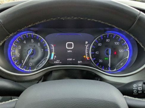Used 2023 Chrysler Pacifica Touring-L FWD image 26