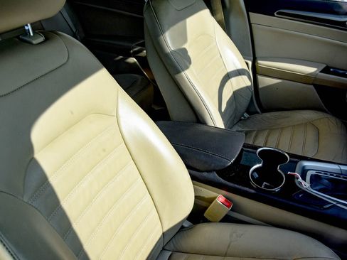 Used 2015 Ford Fusion SE w/ Equipment Group 202A FWD image 9