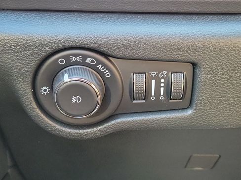 Used 2026 Chrysler Pacifica Select FWD image 25