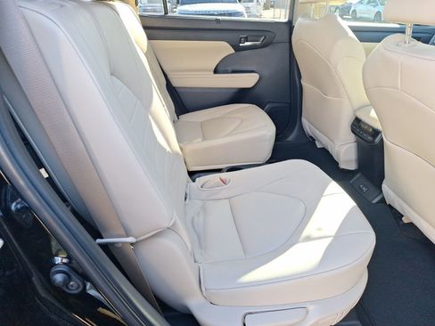 Used 2024 Toyota Highlander LE image 32