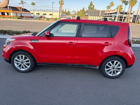 Used 2018 Kia Soul + FWD image 23