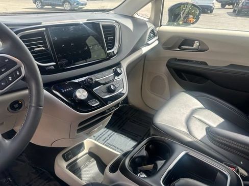 Used 2024 Chrysler Pacifica Touring-L FWD image 26