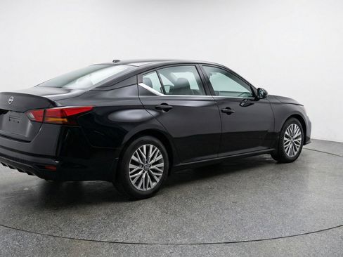 Used 2025 Nissan Altima 2.5 SV FWD image 9