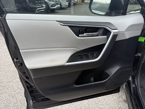 Used 2020 Toyota RAV4 XLE w/ Convenience Package FWD image 14