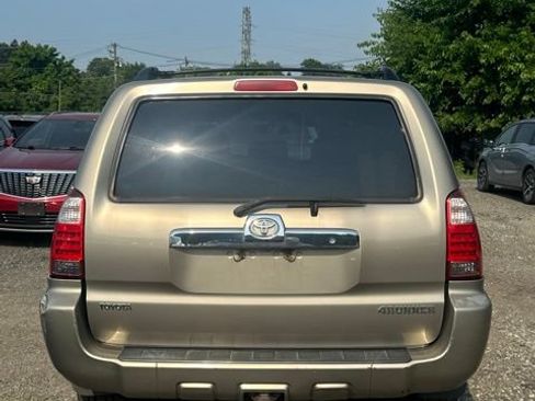 Used 2007 Toyota 4Runner SR5 AWD/4WD image 4