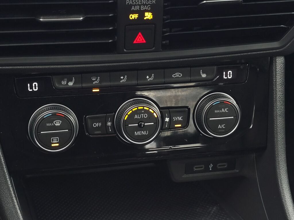 Used 2021 Volkswagen Jetta SE w/ SE Cold Weather Package FWD image 32