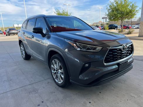 Used 2023 Toyota Highlander Limited image 3