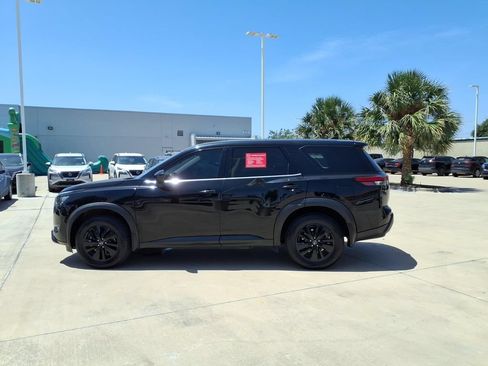 Used 2024 Nissan Pathfinder S FWD image 2