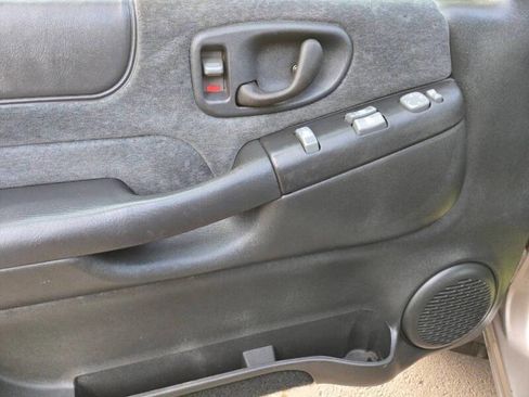 Used 2000 Chevrolet S10 Pickup 4x4 Extended Cab w/ Preferred Equipment Group image 18