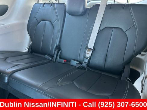 Used 2022 Chrysler Pacifica Touring-L FWD image 17