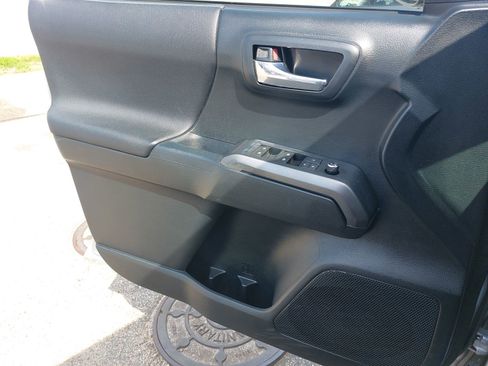 Used 2016 Toyota Tacoma TRD Off-Road w/ Premium & Technology Package image 27