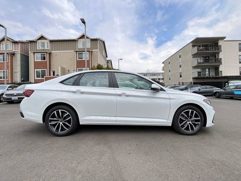 New 2025 Volkswagen Jetta SE image 9