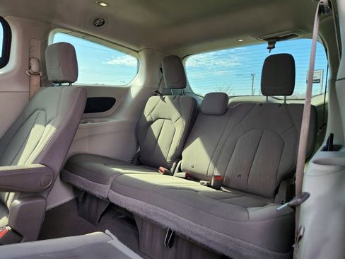 Used 2020 Chrysler Pacifica Touring w/ Cold Weather Group image 38