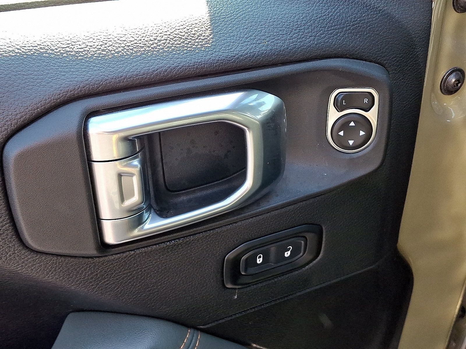 Used 2025 Jeep Gladiator Mojave AWD/4WD image 12
