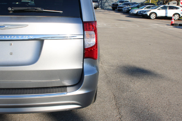 Used 2016 Chrysler Town & Country Touring FWD image 39