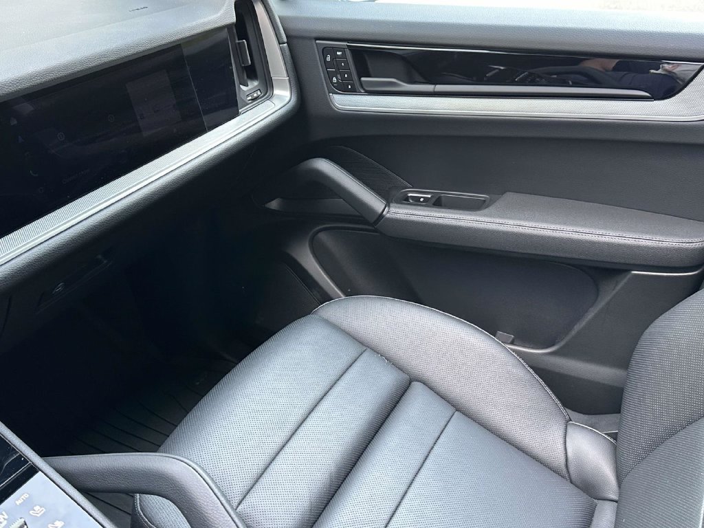 Certified 2026 Porsche Cayenne AWD/4WD image 28