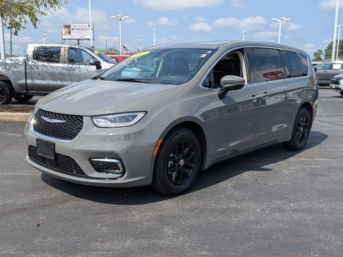 Used 2023 Chrysler Pacifica Touring-L FWD image 4