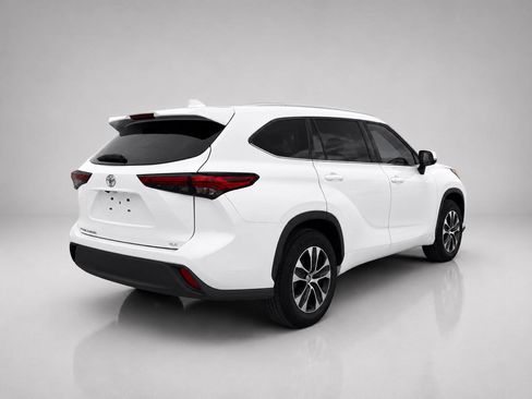 Used 2022 Toyota Highlander XLE FWD image 5