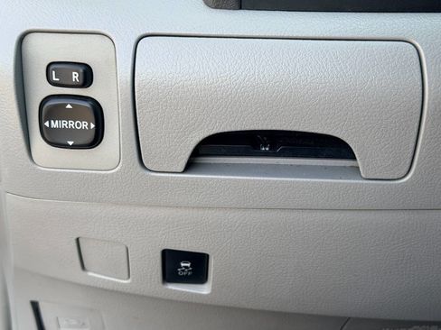 Used 2010 Toyota Camry LE FWD image 30