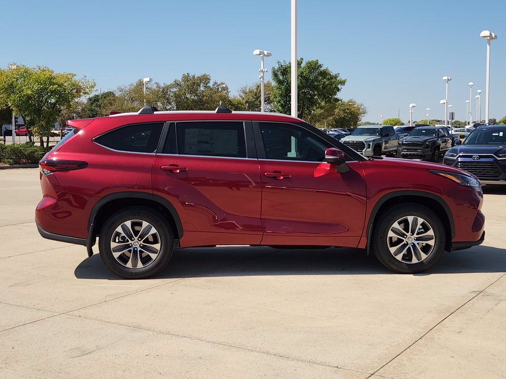 New 2026 Toyota Highlander AWD image 4