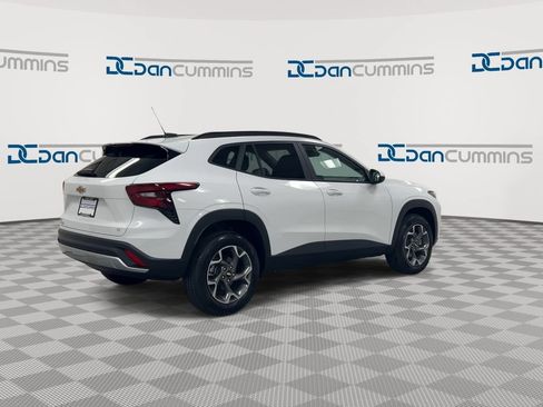 Used 2025 Chevrolet Trax LT w/ LT Convenience Package FWD image 8