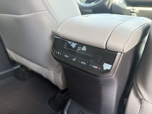 Used 2021 Toyota Highlander XLE AWD/4WD image 18