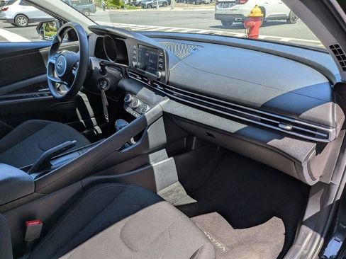 Used 2022 Hyundai Elantra SE FWD image 23