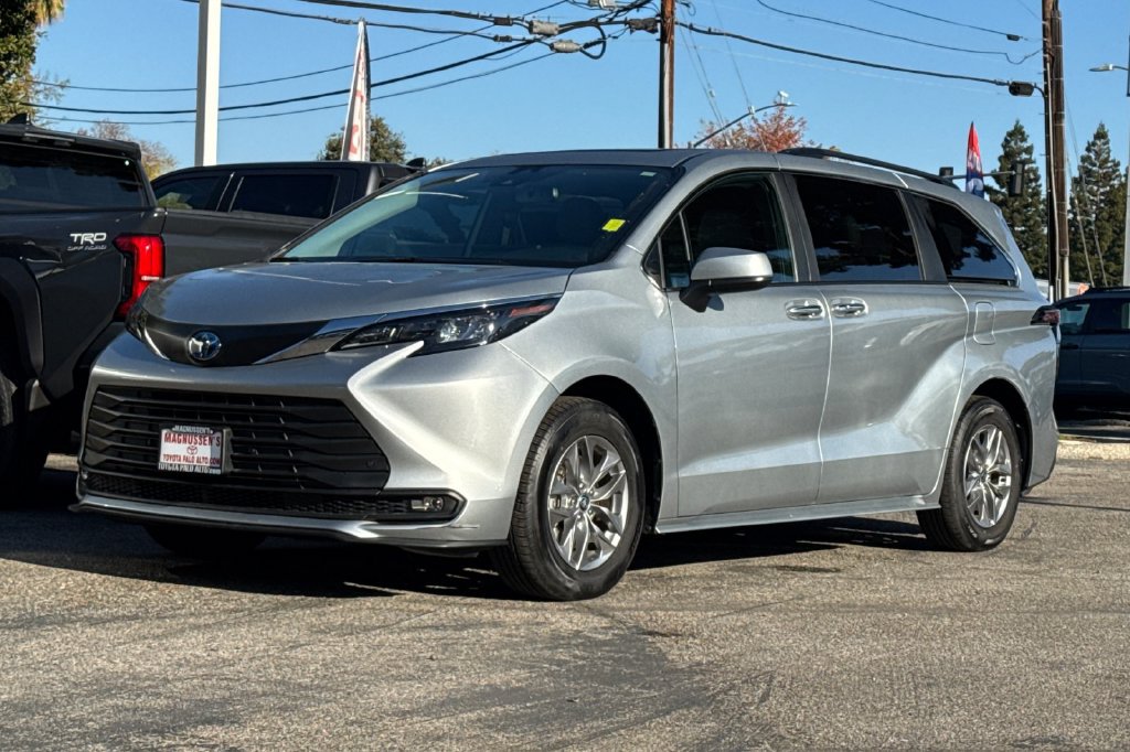 Certified 2025 Toyota Sienna XLE FWD image 7