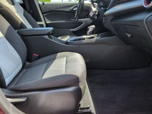 Certified 2024 Chevrolet Trax RS w/ Sunroof Package FWD image 24