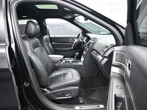 Used 2017 Ford Explorer Platinum image 33