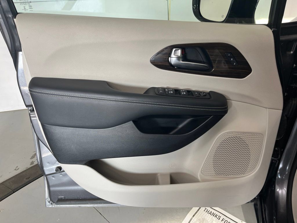 Used 2023 Chrysler Pacifica Limited FWD image 29