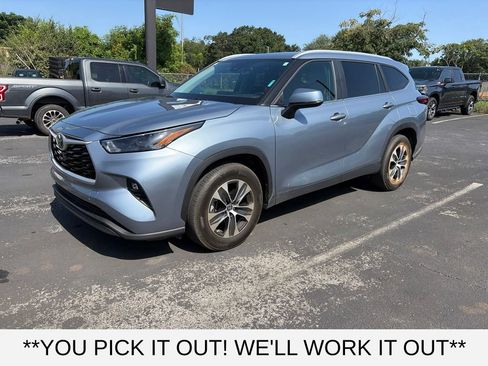 Used 2023 Toyota Highlander XLE FWD image 3