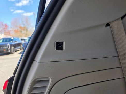 Used 2023 Chrysler Pacifica Touring-L FWD image 11