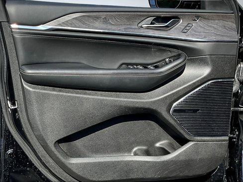 Used 2024 Jeep Grand Cherokee Overland w/ Luxury Tech Group IV image 24