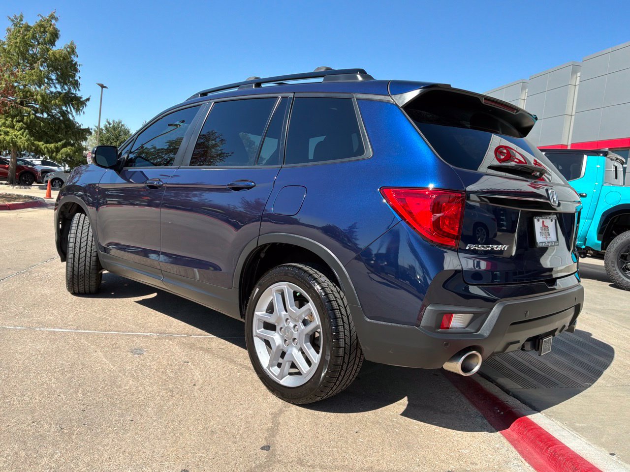 Used 2025 Honda Passport EX-L image 8
