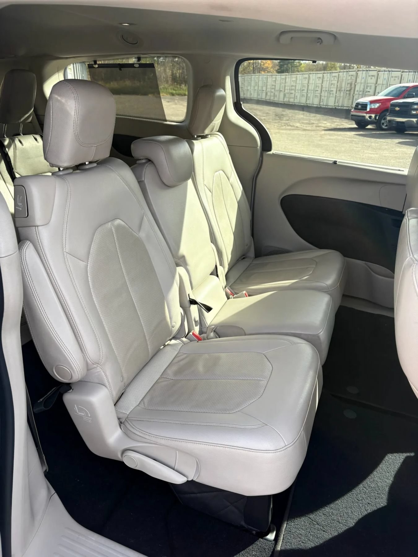 Used 2018 Chrysler Pacifica Touring-L FWD image 35